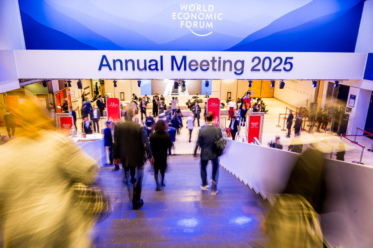    Еще не доехав до Давоса, Трамп успел сделать несколько серьезных экономических заявлений, если не сказать, угроз.   
Фото: © Jasper Jacobs / Keystone Press Agency /