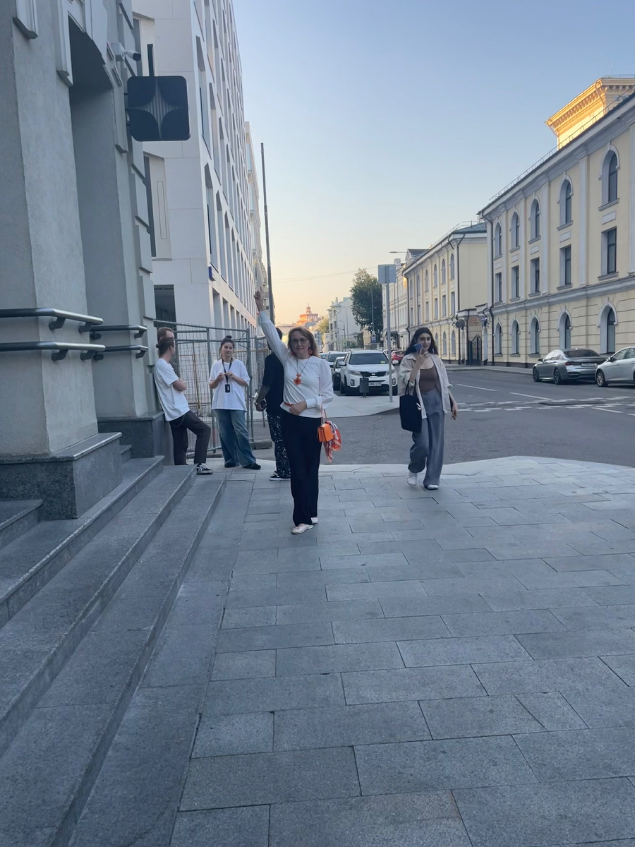 У входа в офис на Выпускной. Серьги и кулон специально сделала сама под дресс-код : оранжевое. 