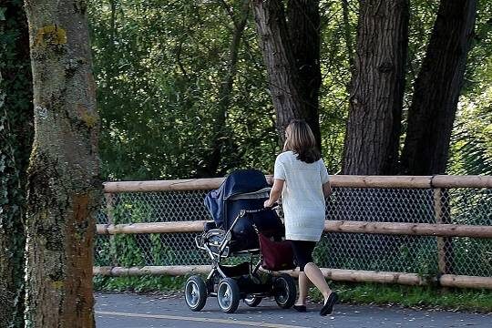    Минтруд предложил учитывать все отпуска по уходу за детьми в страховом стаже