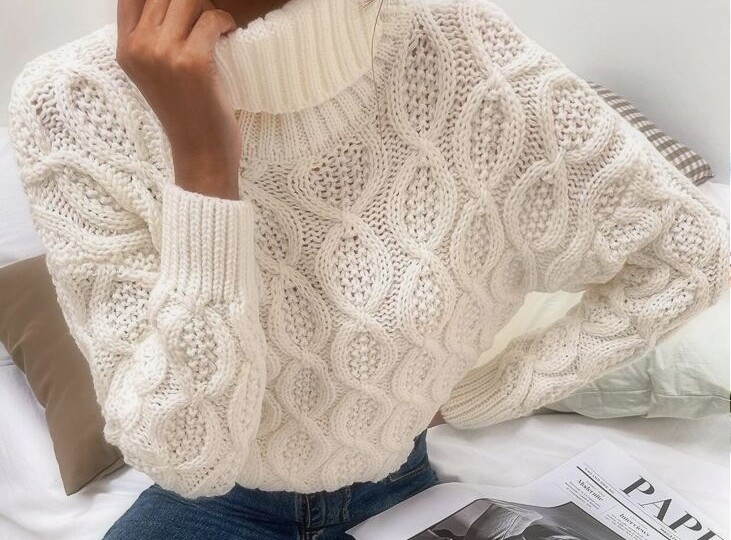 Объёмный свитер с «медальонами», ажурный пуловер-наволочка и ещё 2 интересные модели спицами