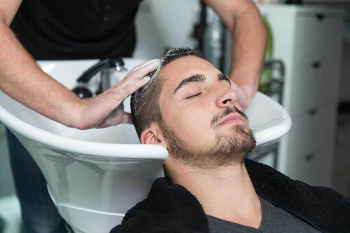    Мытье головы в салоне может быть опасно для здоровья. Источник: top-barbershop.com