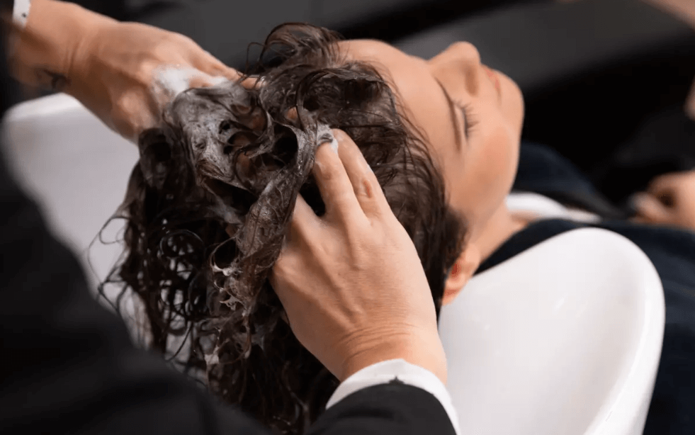    Во время мытья головы, позвонки шеи могут передавливать сосуды. Источник: secretmag.ru