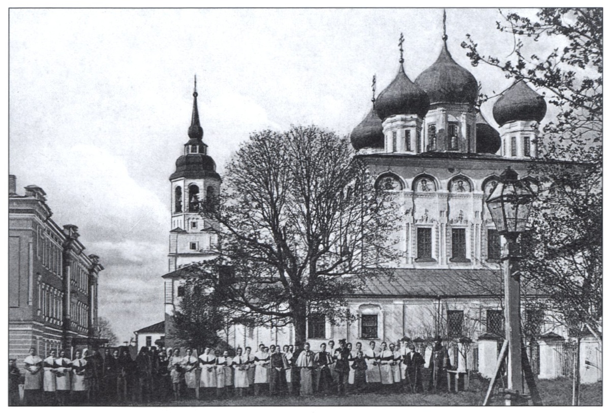Воспитанницы епархиального училища с монахинями и педагогами на фоне Воскресенского собора. Открытка начала XX в.
