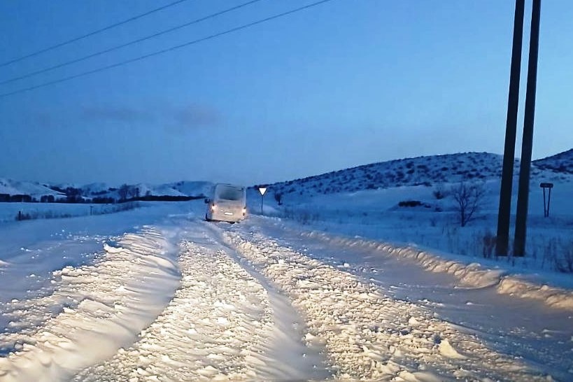    Под Кувандыком из-за заносов застрял утренний рейсовый автобус в Рамазаново