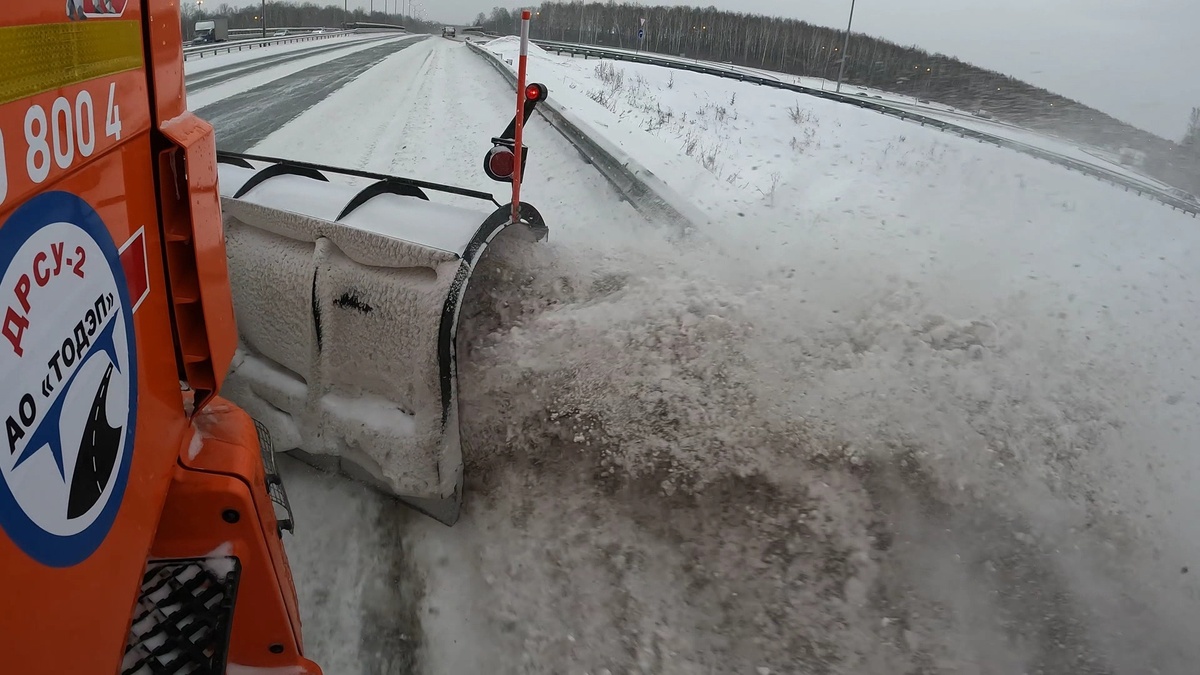 Вид из кабины снегоуборочной машины 