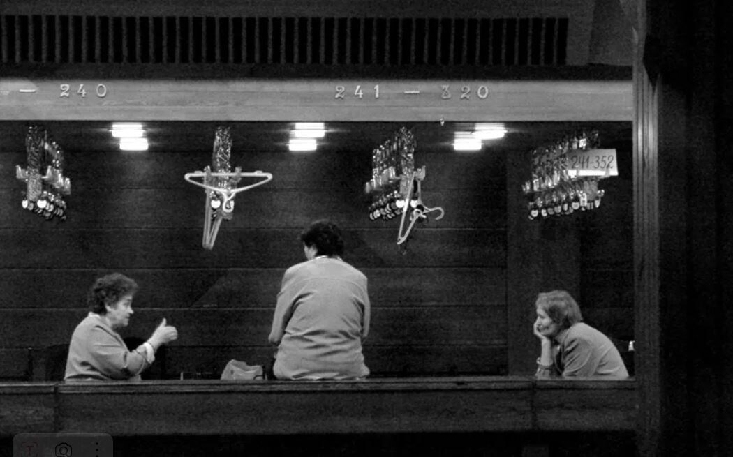 (https://aroavt.ru/teatr-veshalka.html)