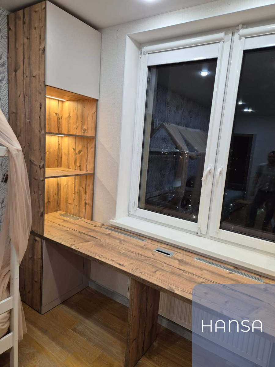 Письменный стол у окна в детскую от Hansa Mebel
