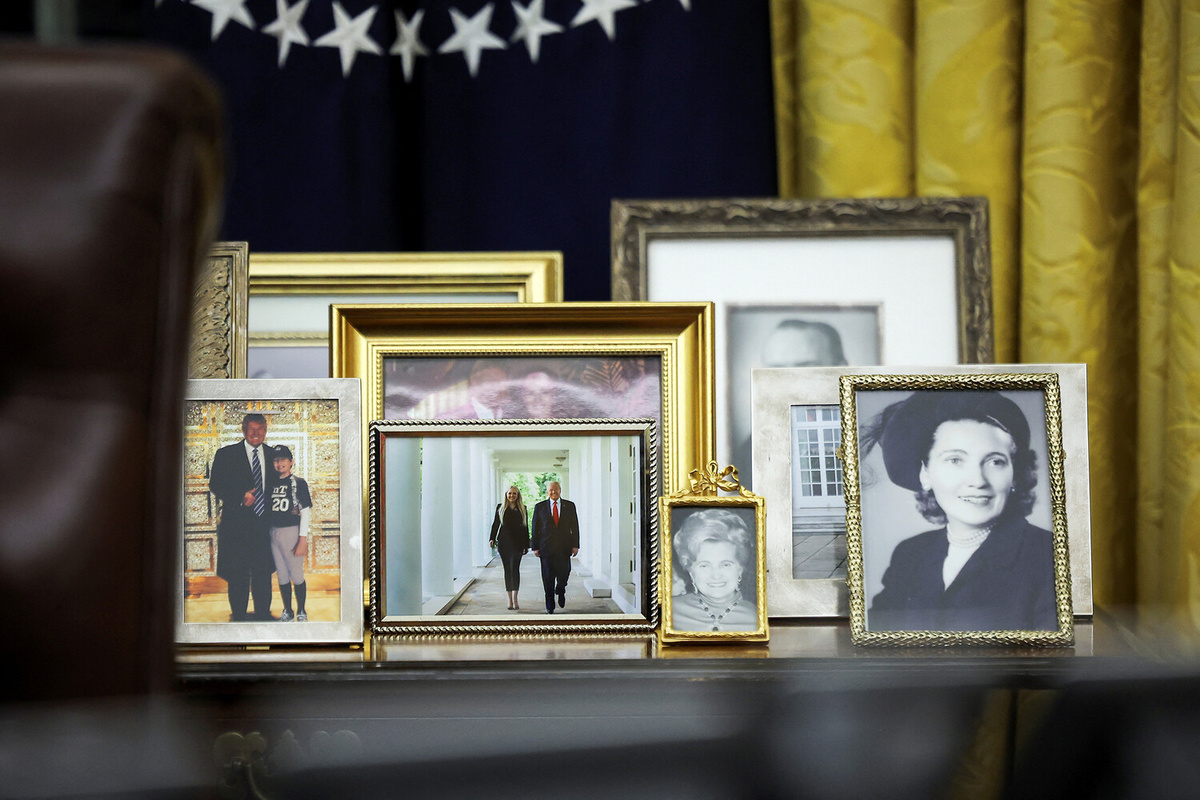 Семейные фотографии президента США Дональда Трампа в Овальном кабинете Белого дома ©Carlos Barria/Reuters  📷