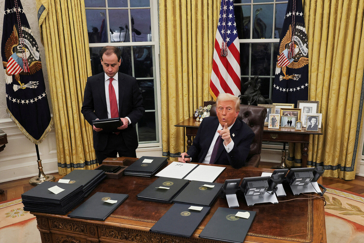 Президент США Дональд Трамп по время подписания указов в Овальном кабинете Белого дома ©Carlos Barria/Reuters  📷