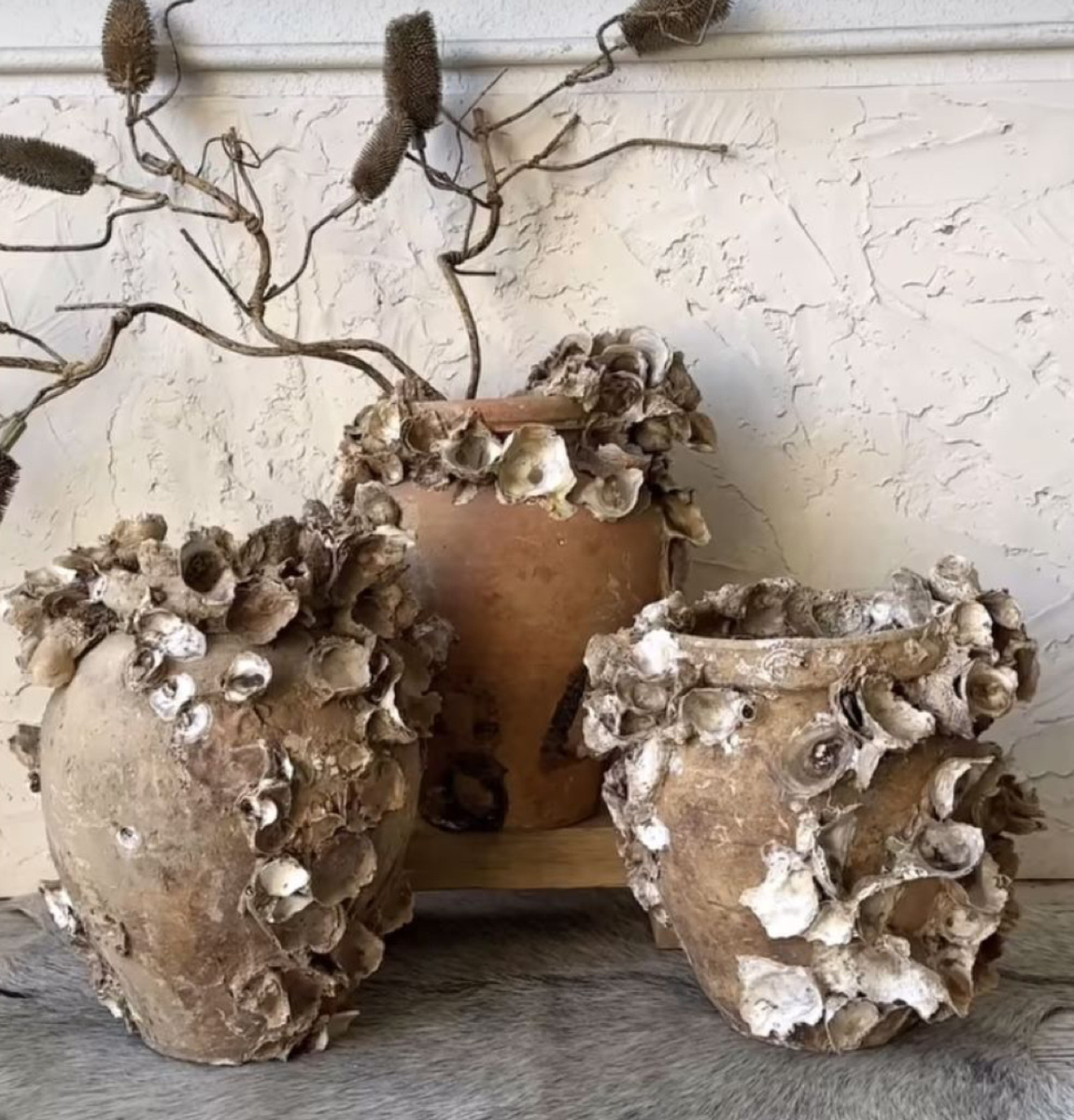 Заметьте, как интересно смотрятся эти кашпо, при том, что здесь нет ярких бросающихся в глаза деталей. Для склеивания можно подобрать материал, из которого изготовлено само кашпо (либо создать смесь с нужным оттенком).