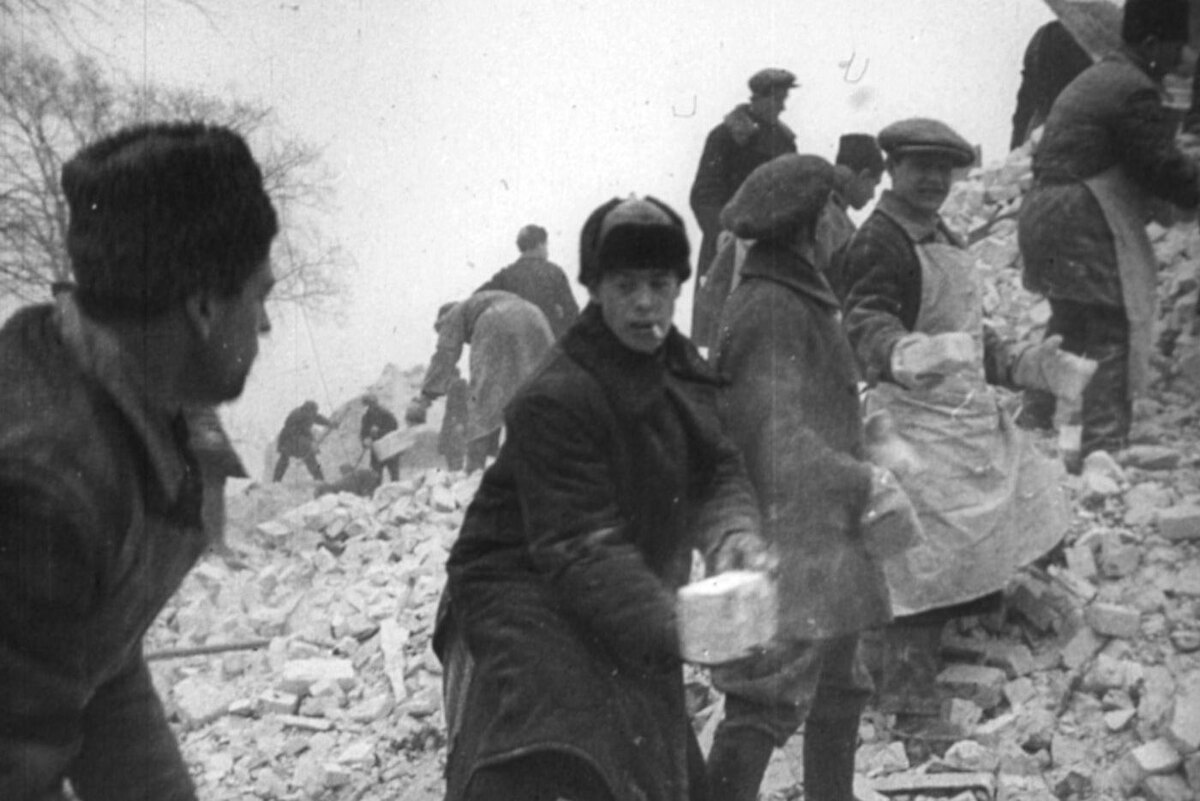 РГАКФФД
Рабочие Пролетарского района на разборе завалов взорванного Симонова монастыря.