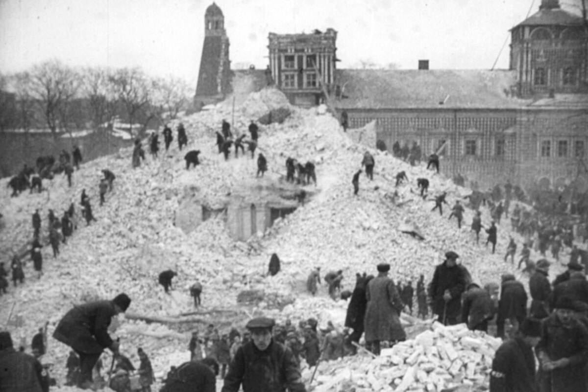 РГАКФФД
Груды белого камня на месте взорванного Симонова монастыря.