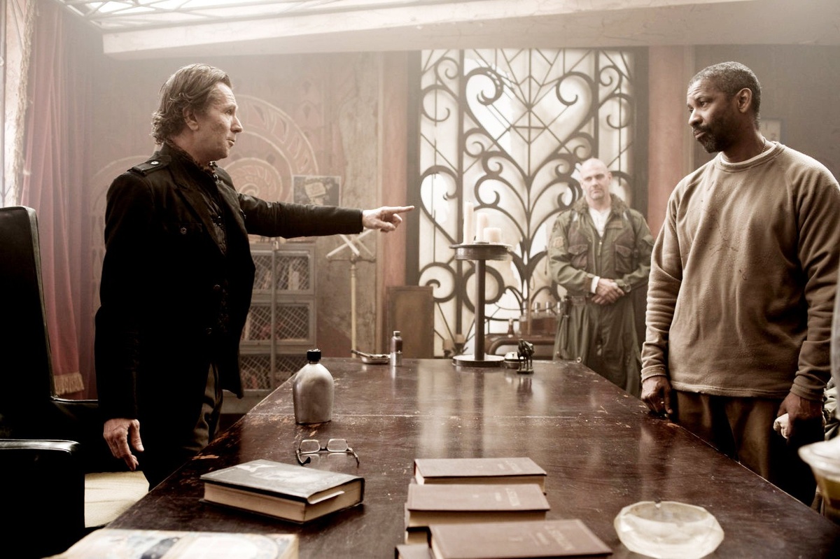 Кадр из фильма "Книга Илая" (2010)