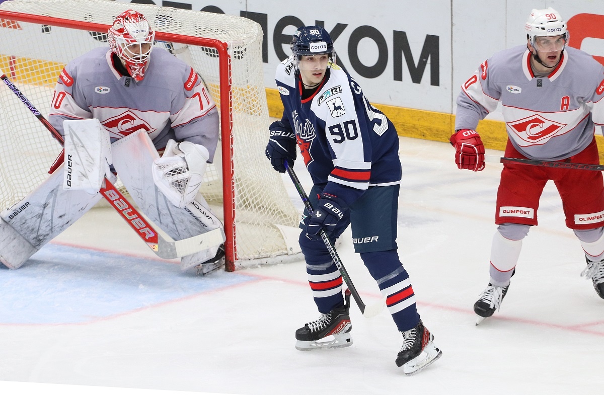    Илья Чефанов отыграл против «Спартака» 11 минут 18 секунд и классно исполнил ставший решающим буллит: хитро направил шайбу между ног Дмитрия Николаева