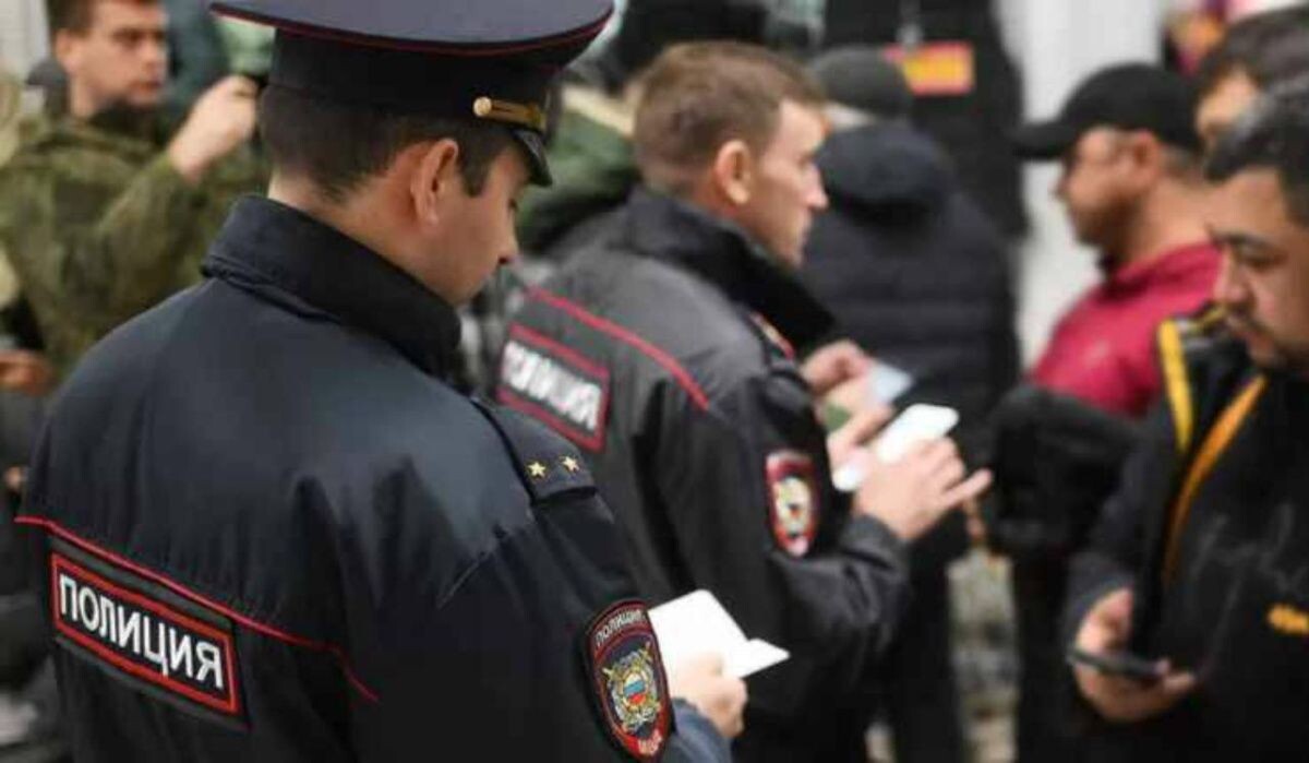     Проверка мигрантов. Источник: ria.ru Автор фото: Александр Кряжев