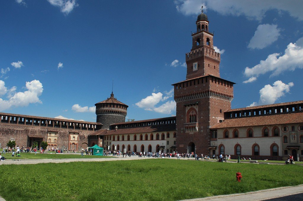 Фотография замка Сфорца с видом на его территорию.