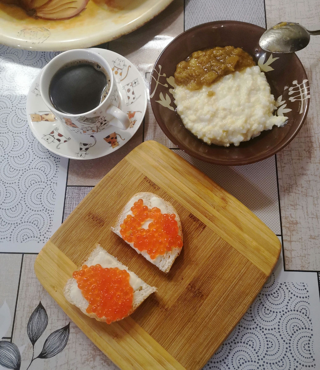 На завтрак каша "Дружба" с вареньем из ревеня, вкусный кофе. Икра, если что-имитированная. 