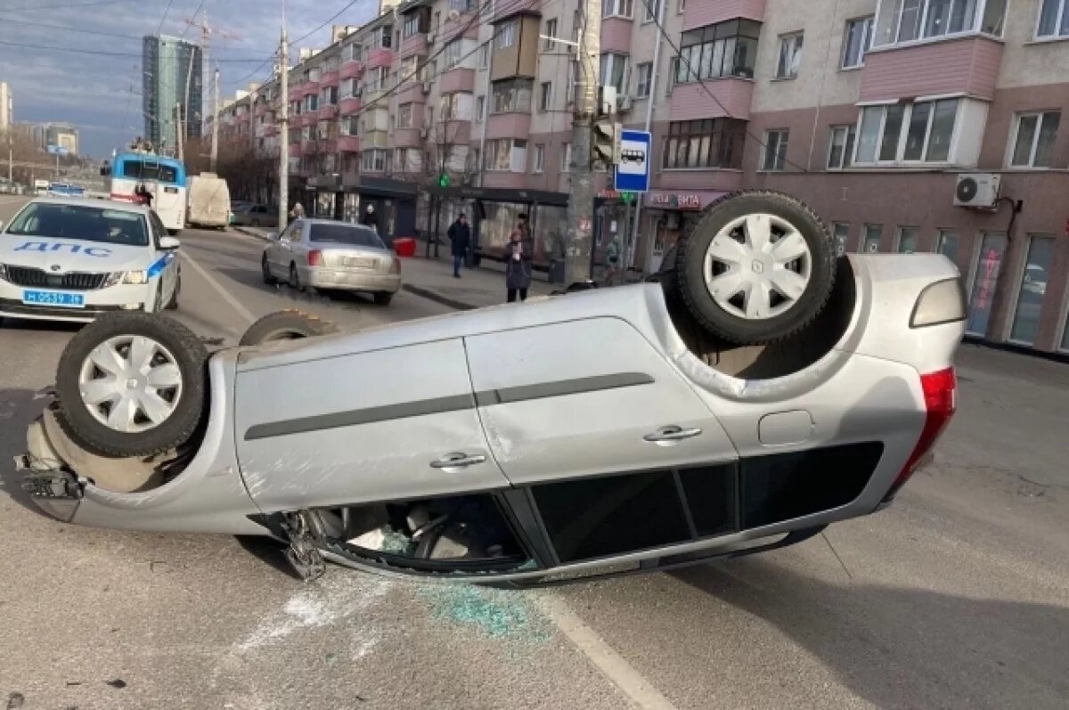    В Воронеже легковушка перевернулась после столкновения с другим автомобилем