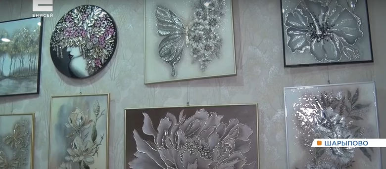     Жительница Шарыпова создаёт картины из кусочков стекла и зеркал