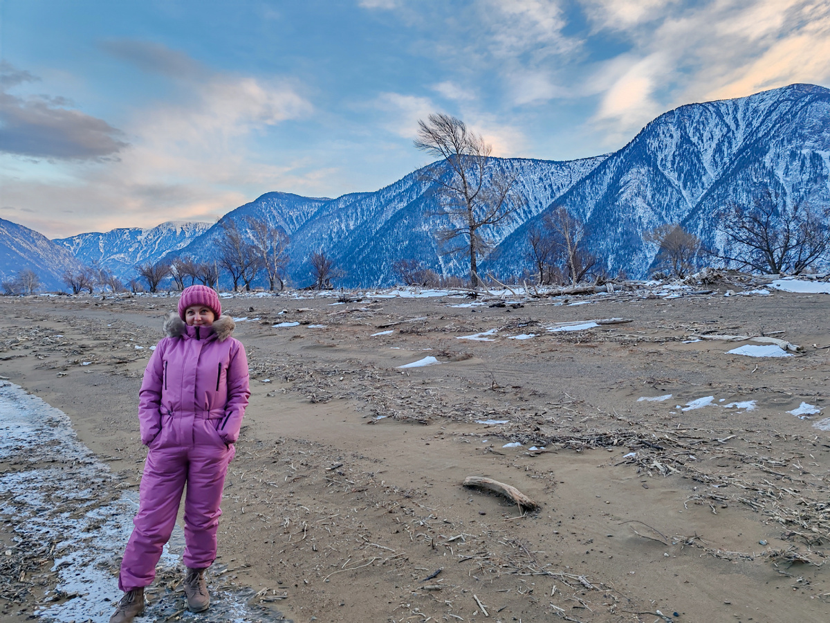 ЮБТО на закате. На берегу у нас у всех руки в карманах, ибо выскочили с радости без перчаток, а ветер ледяной.