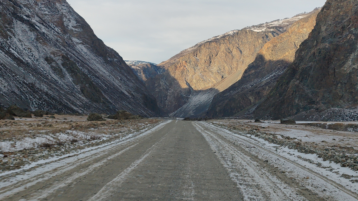 Так-то по виду и не скажешь, что тут что-то может замерзнуть, особенно горная река.
