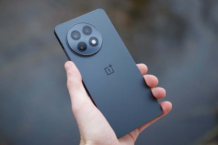 Плоская задняя панель у OnePlus 13R выглядит более асектично, чем задняя панель OnePlus 13