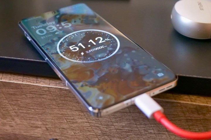 OnePlus 13 поддерживает быструю ззарядку с помощью 100-ваттного зарядного устройства