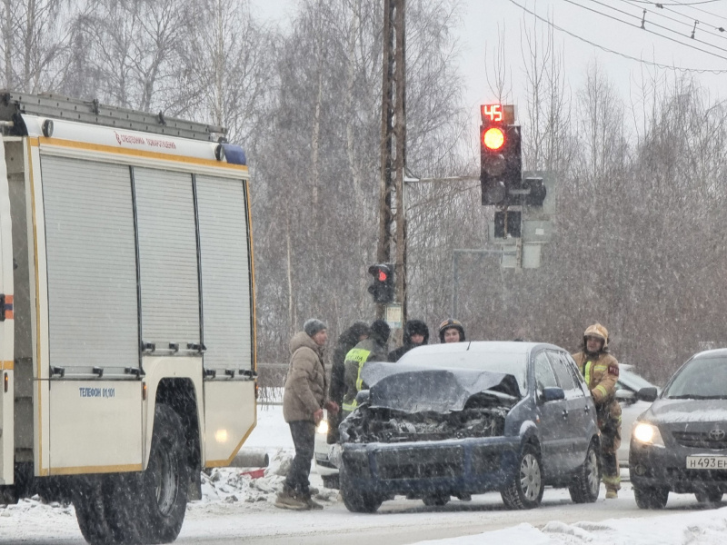    Легковушка с грузовиком столкнулись на Перевалке в ПетрозаводскеКадр из видео / Ситилинк, фото: Ирина Яковлева