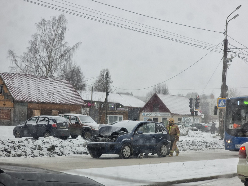    Легковушка с грузовиком столкнулись на Перевалке в ПетрозаводскеКадр из видео / Ситилинк, фото: Ирина Яковлева