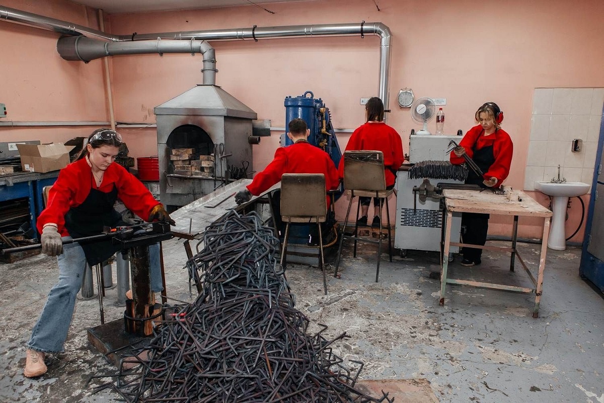    Техникумы региона активно помогают бойцам СВО