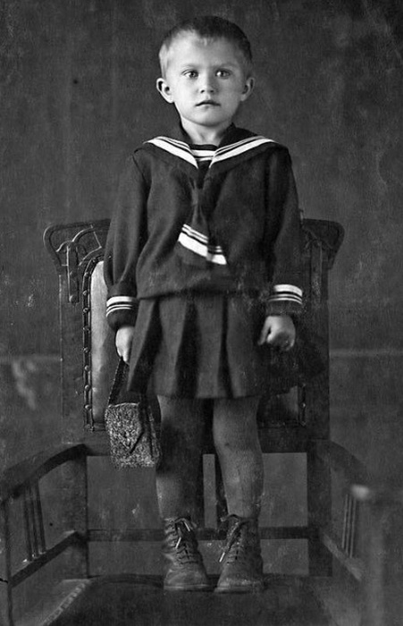 Фотография 4-летней Валентины Талызиной из книги «Мои пригорки, ручейки. Воспоминания актрисы». / Фото: www.litres.ru