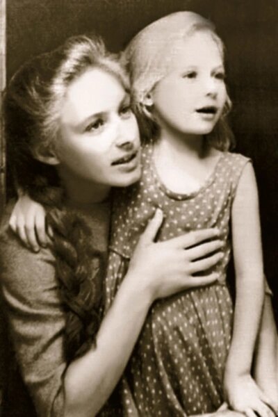 Артистка с младшей сестрой