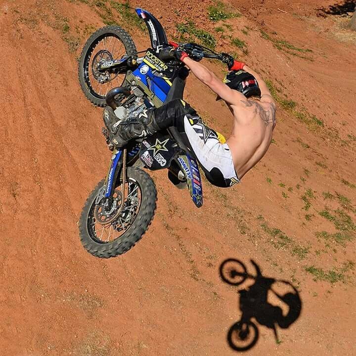 2 Что же он, делая трюки, так экипировкой пренебрегает?