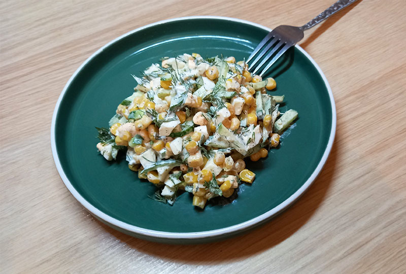 Салат из огурцов и яиц с консервированной кукурузой
