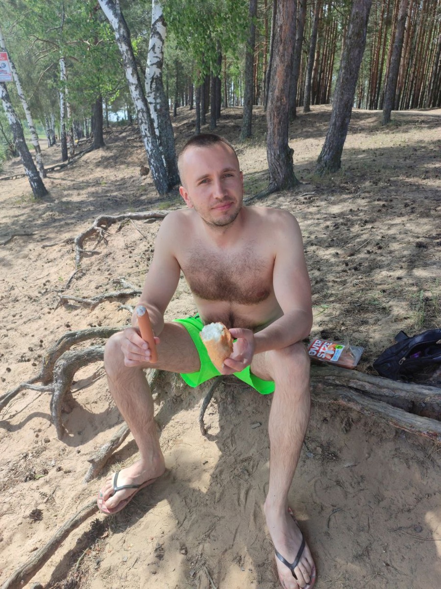 На корнях в сосновом бору у озера