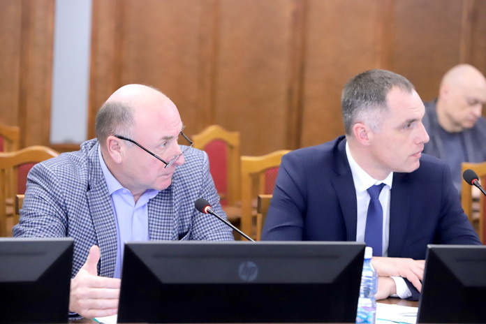 Мэрию на заседании представляли Валерий Жарков (слева) и Иосиф Кодалаев. Фото: Михаил Периков