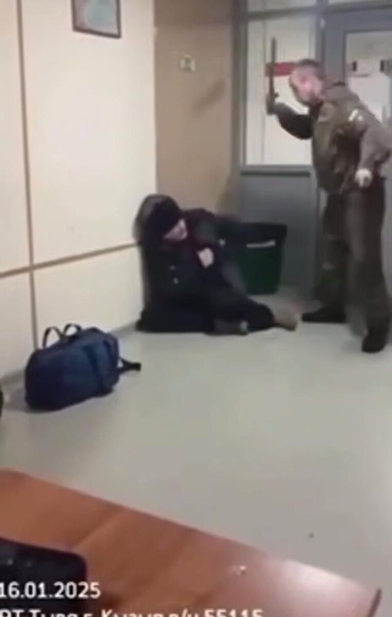    Скриншот с видео telegram-канал Baza / Кадр с избиением раненого контрактника Бешеным