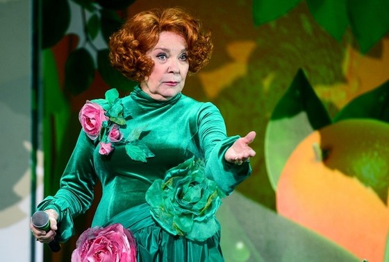    Лариса Голубкина в роли Розы в сцене из спектакля «Юг/Север»