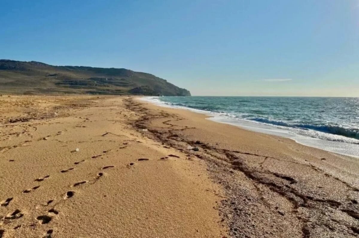    Три мазутных пятна нашли в море и на побережье Крыма