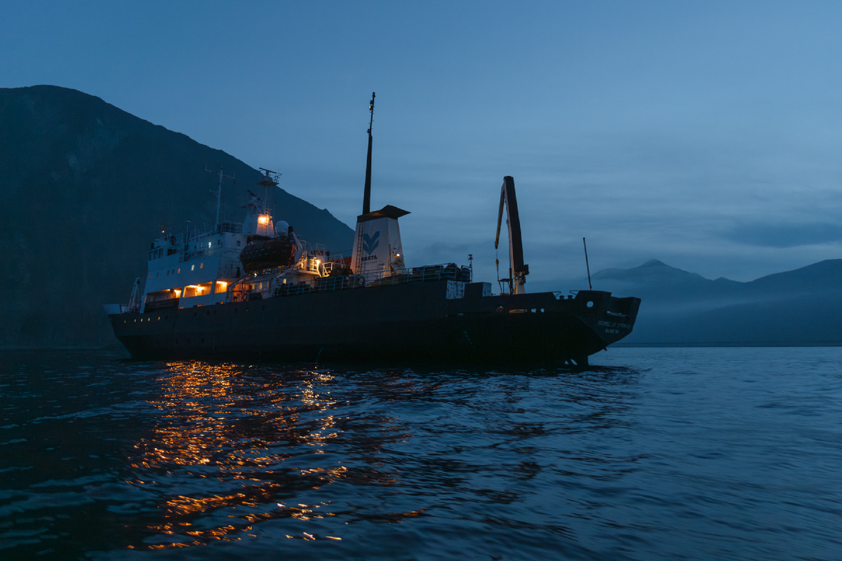 Наше судно отходит к Курилам