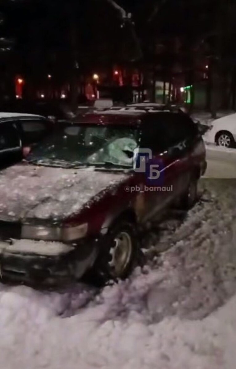    На автомобили рухнул лед. Источник: t.me/pb_barnaul