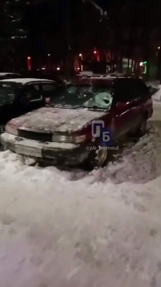    На автомобили рухнул лед. Источник: t.me/pb_barnaul