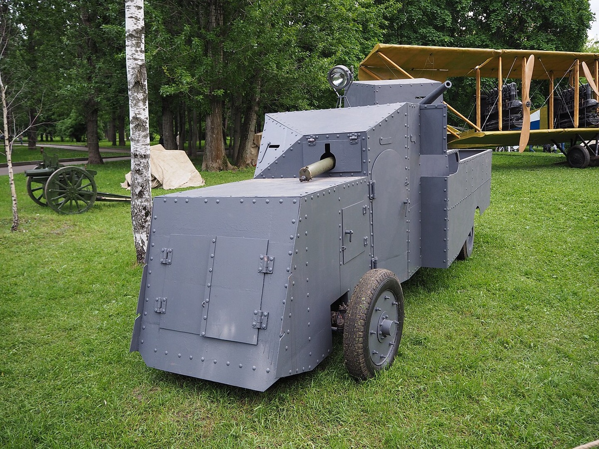 Реплика бронеавтомобиля Mannesmann-Mulag фестивале исторической реконструкции в Мемориальном парке. Фотография в свободном доступе.