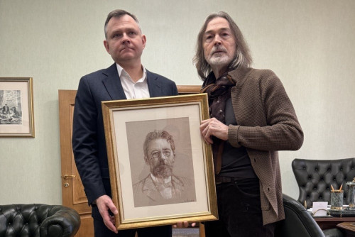    Юрий Слюсарь и Никас Сафронов с портретом Антона Павловича Чехова // фото: donland.ru