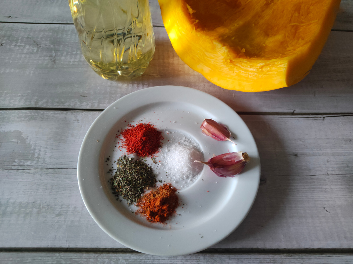 Базилик допустимо заменить на смесь "итальянские" или "прованские" травы. Масло у меня подсолнечное с добавлением оливкового, можно взять любое без запаха. 