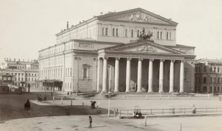 Большой театр в Москве. Изображение взято с Яндекс картинок.