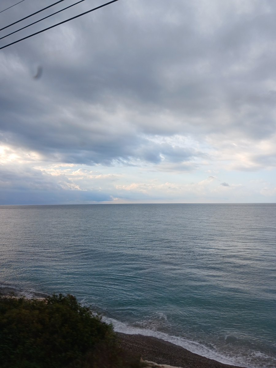 Вид из окон поезда при въезде в Абхазию