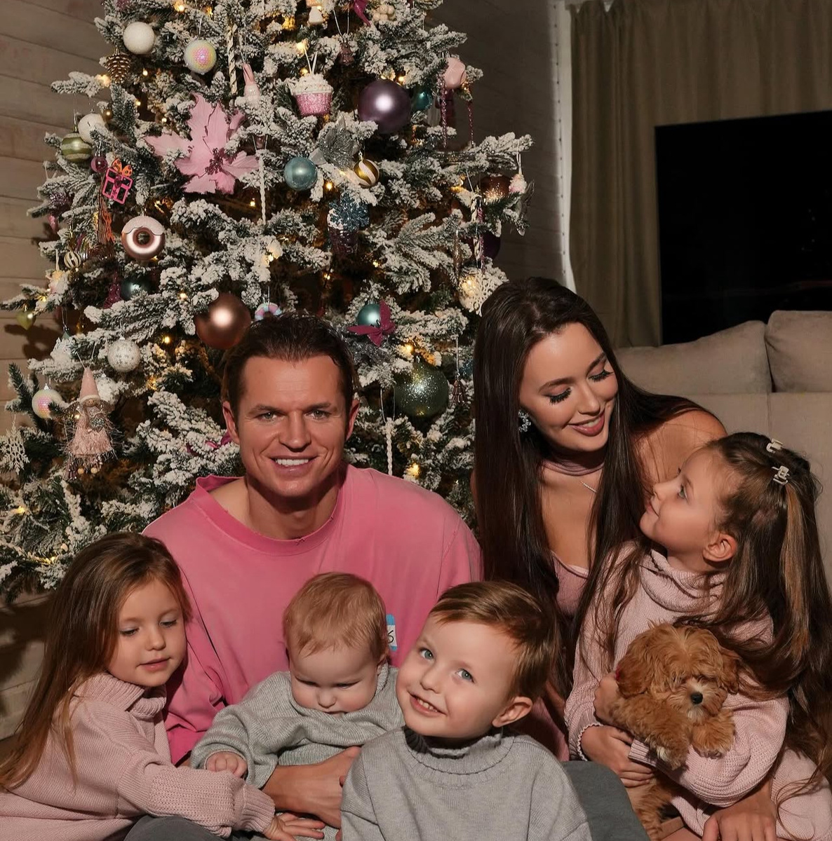    Дмитрий Тарасов и Анастасия Костенко с детьмиСоцсети Дмитрия Тарасова