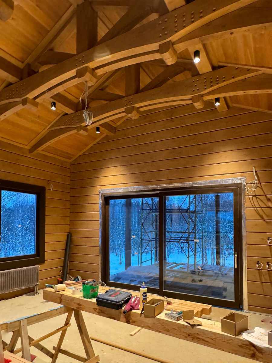 Столовая в загородном деревнном доме с оном-патио