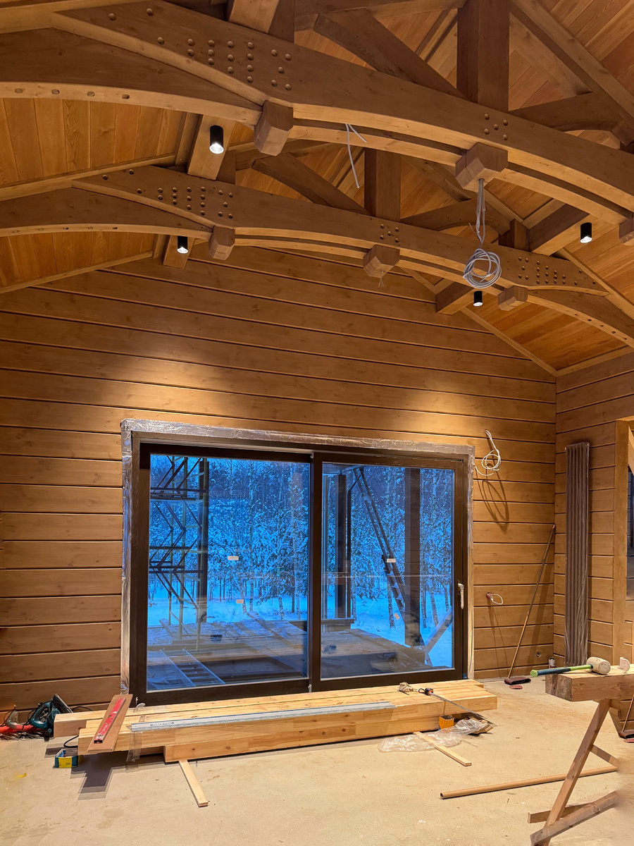 Изящные фермы с резными подкосами украшают столовую в деревянно доме